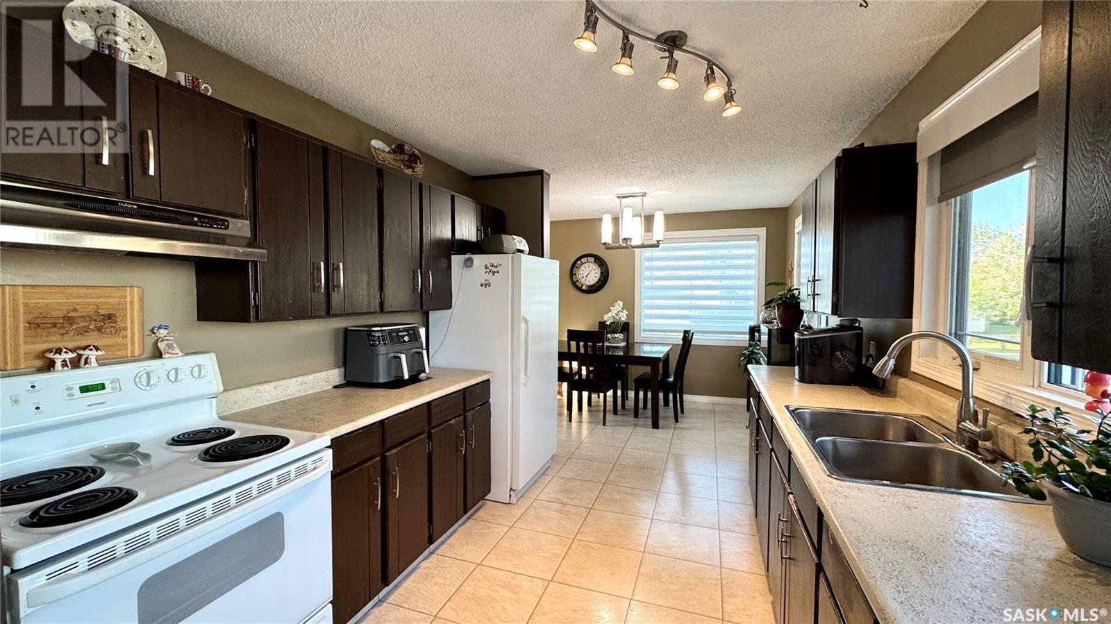 122 Hamilton Street, Davidson, SK - Indoor Photo Showing Kitchen With Double Sink