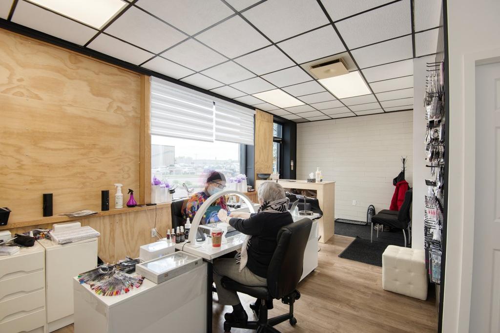 Commerce - 14 Rue Langlois, Granby, QC - Indoor Photo Showing Office