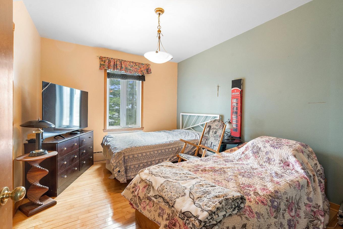 Chambre à coucher principale - 7696 Boul. Ste-Anne, Château-Richer, QC - Indoor Photo Showing Bedroom