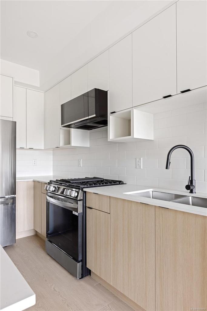 431-2629 Millstream Rd, Langford, BC - Indoor Photo Showing Kitchen With Double Sink With Upgraded Kitchen