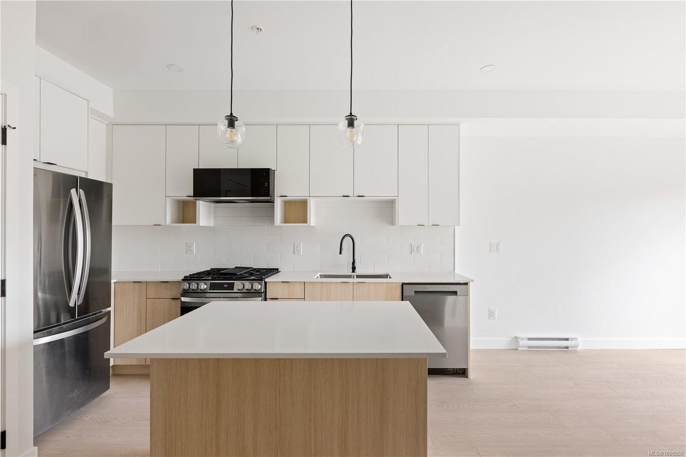 431-2629 Millstream Rd, Langford, BC - Indoor Photo Showing Kitchen With Stainless Steel Kitchen With Double Sink With Upgraded Kitchen
