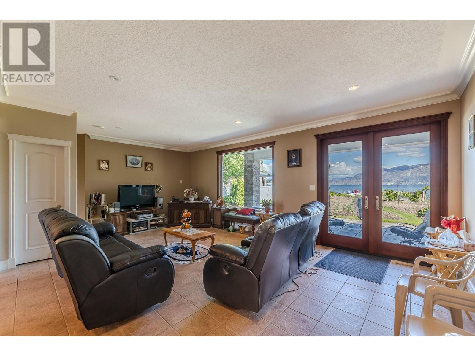 2350 Landry Crescent, Summerland, BC - Indoor Photo Showing Living Room