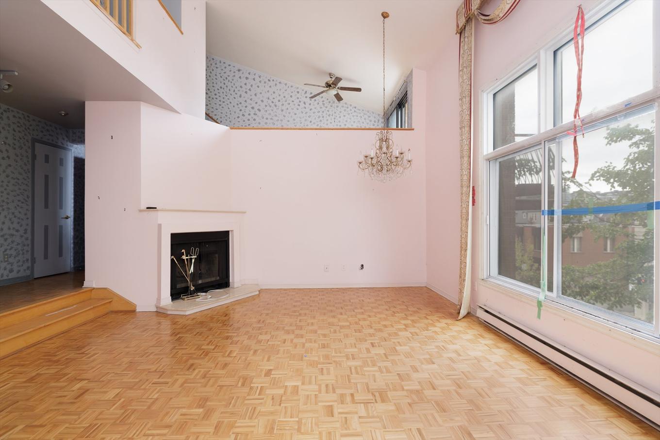 Salon - 7-1431 Rue Notre-Dame O., Montréal (Ville-Marie), QC - Indoor Photo Showing Other Room With Fireplace