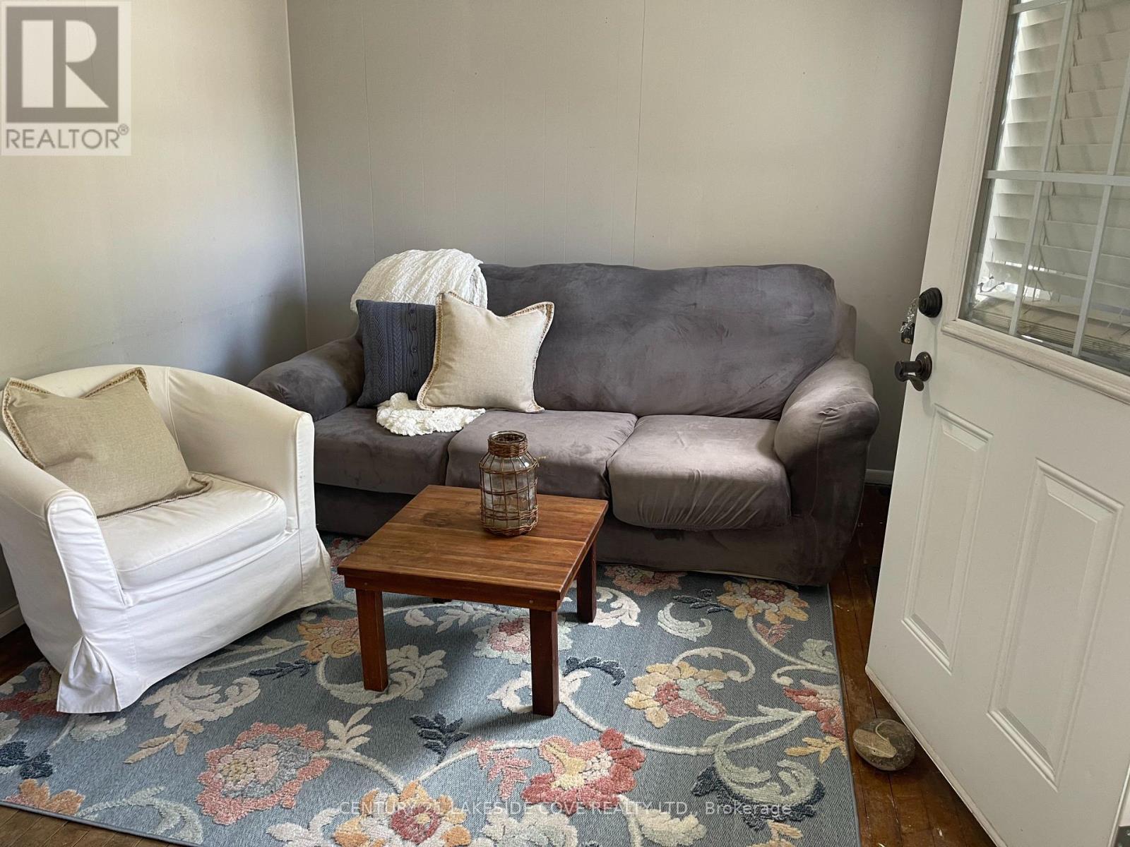 147 Dufferin Street, Orillia, ON - Indoor Photo Showing Living Room
