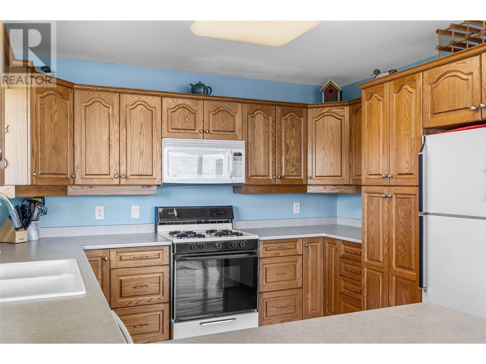 1837 Archibald Road Unit# 115, Blind Bay, BC - Indoor Photo Showing Kitchen With Double Sink