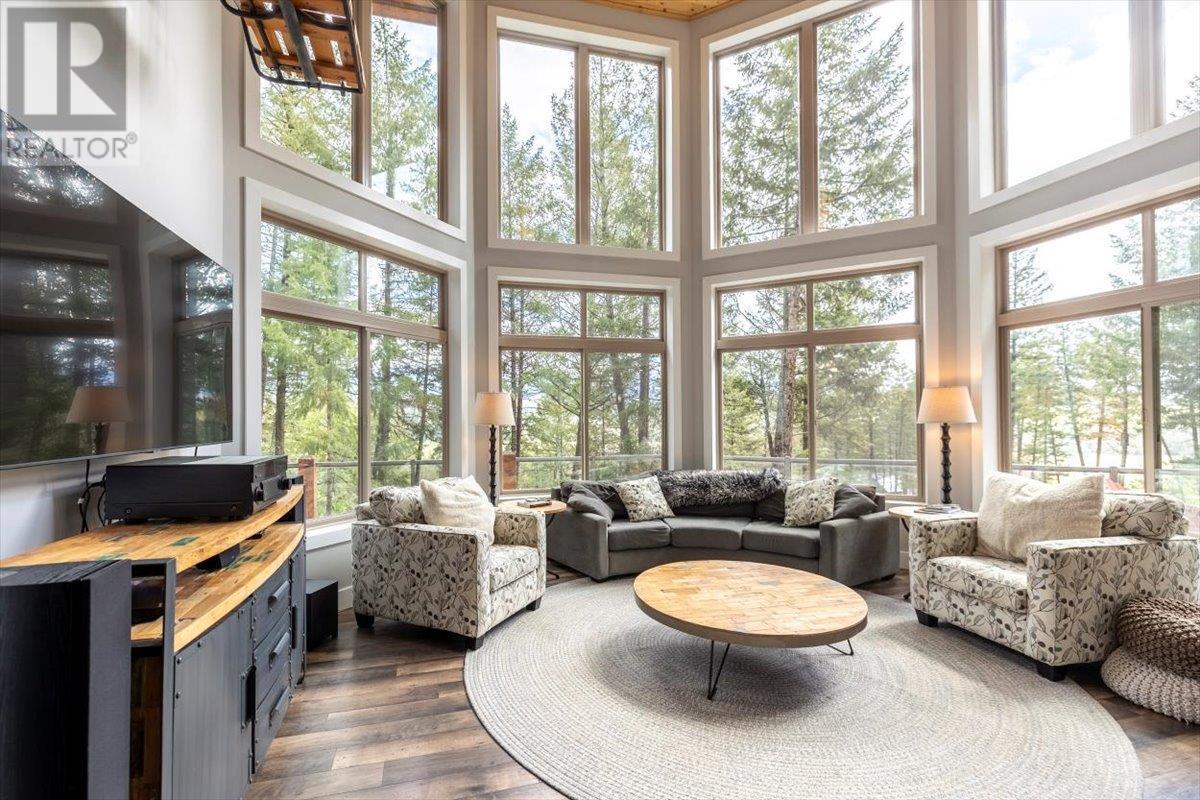 9942 Osprey Landing Drive, Wardner, BC - Indoor Photo Showing Living Room
