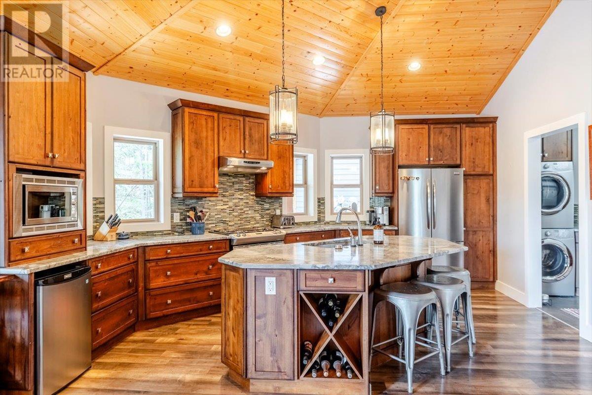 9942 Osprey Landing Drive, Wardner, BC - Indoor Photo Showing Kitchen