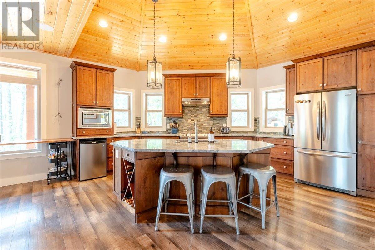 9942 Osprey Landing Drive, Wardner, BC - Indoor Photo Showing Kitchen With Upgraded Kitchen