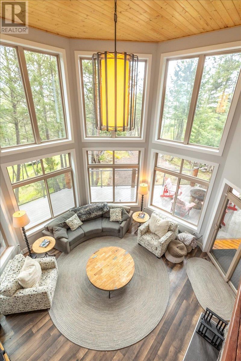 9942 Osprey Landing Drive, Wardner, BC - Indoor Photo Showing Living Room