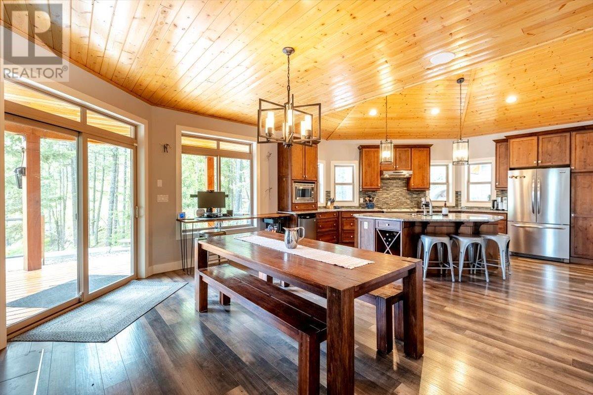 9942 Osprey Landing Drive, Wardner, BC - Indoor Photo Showing Dining Room