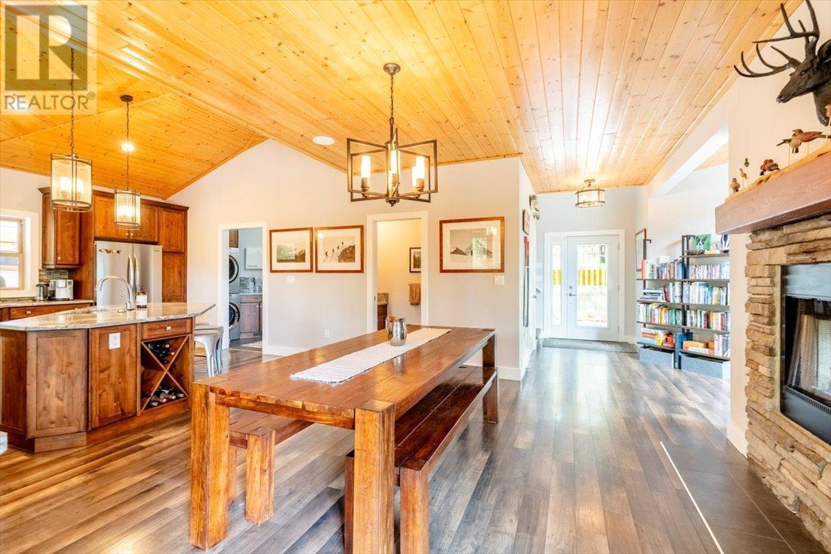 9942 Osprey Landing Drive, Wardner, BC - Indoor With Fireplace