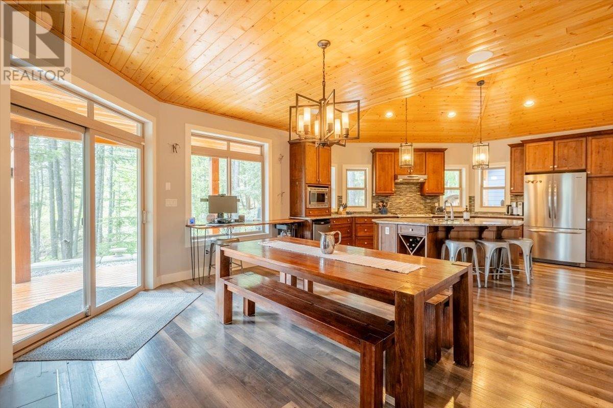 9942 Osprey Landing Drive, Wardner, BC - Indoor Photo Showing Dining Room