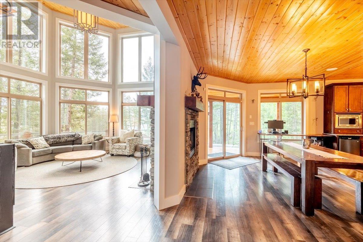 9942 Osprey Landing Drive, Wardner, BC - Indoor Photo Showing Other Room