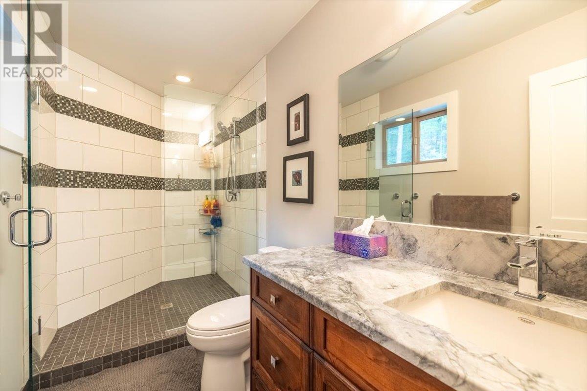 9942 Osprey Landing Drive, Wardner, BC - Indoor Photo Showing Bathroom