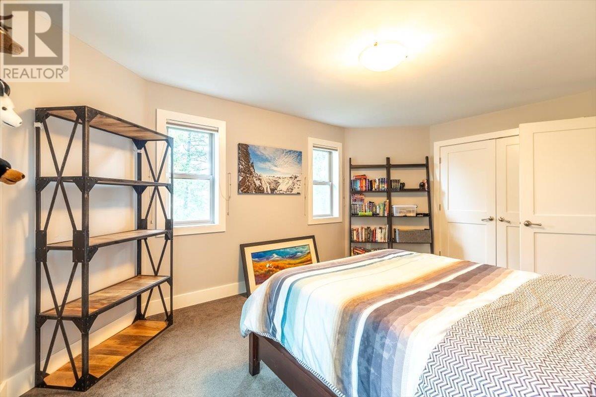 9942 Osprey Landing Drive, Wardner, BC - Indoor Photo Showing Bedroom