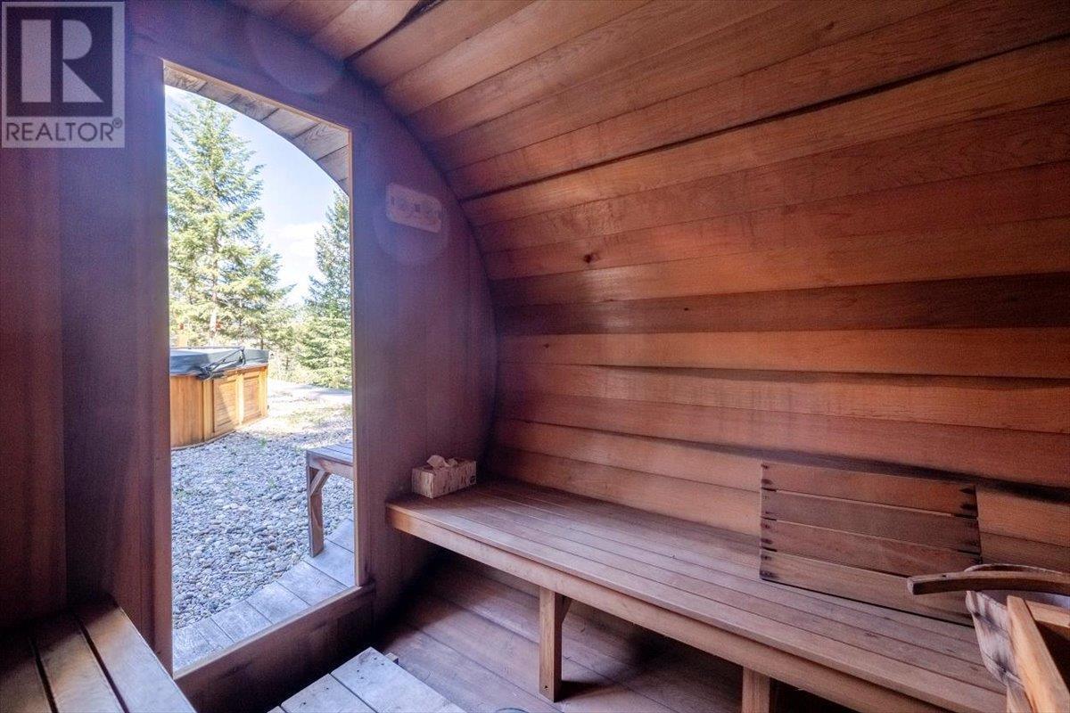 9942 Osprey Landing Drive, Wardner, BC - Indoor Photo Showing Other Room