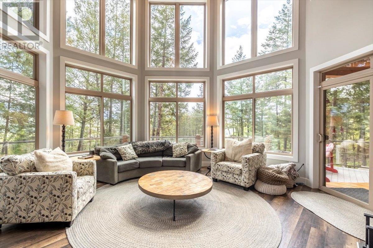 9942 Osprey Landing Drive, Wardner, BC - Indoor Photo Showing Living Room