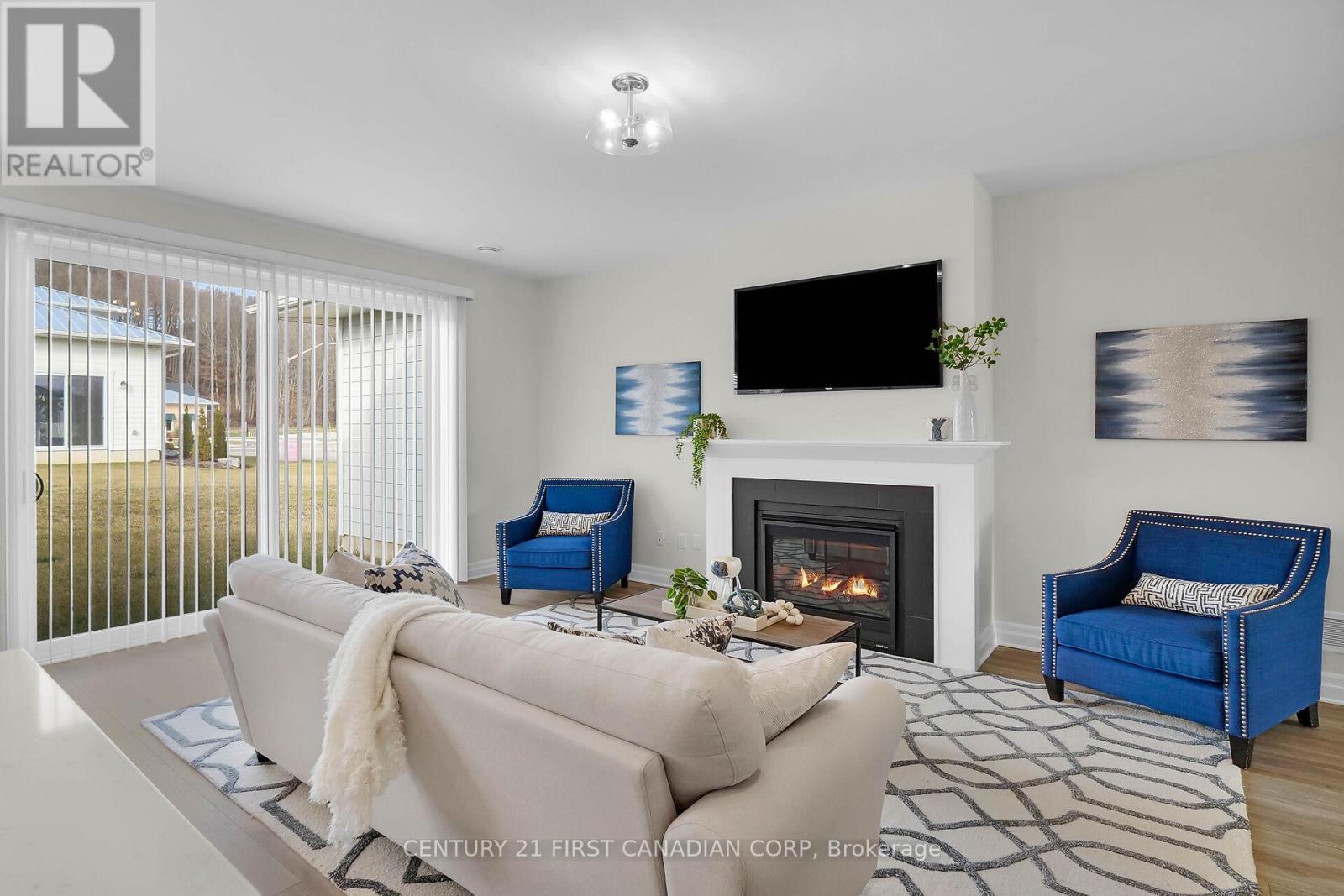 403 Breakwater Boulevard, Central Elgin (Port Stanley), ON - Indoor Photo Showing Living Room With Fireplace