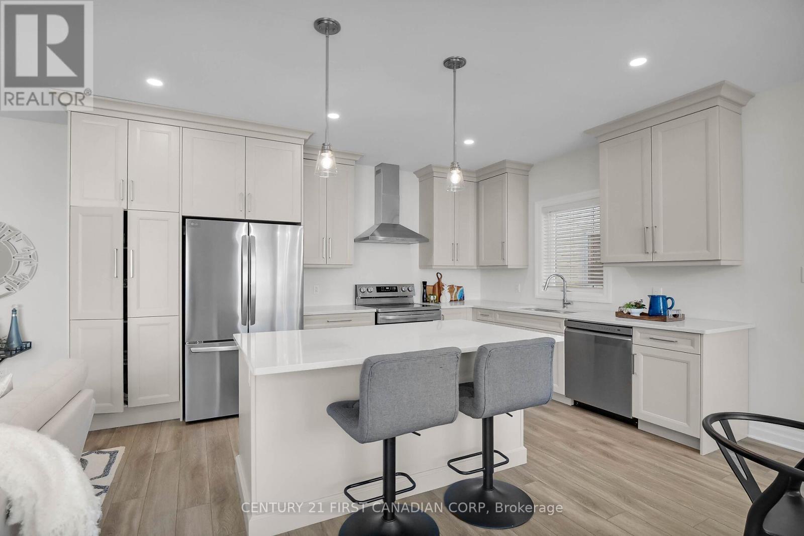 403 Breakwater Boulevard, Central Elgin (Port Stanley), ON - Indoor Photo Showing Kitchen With Upgraded Kitchen