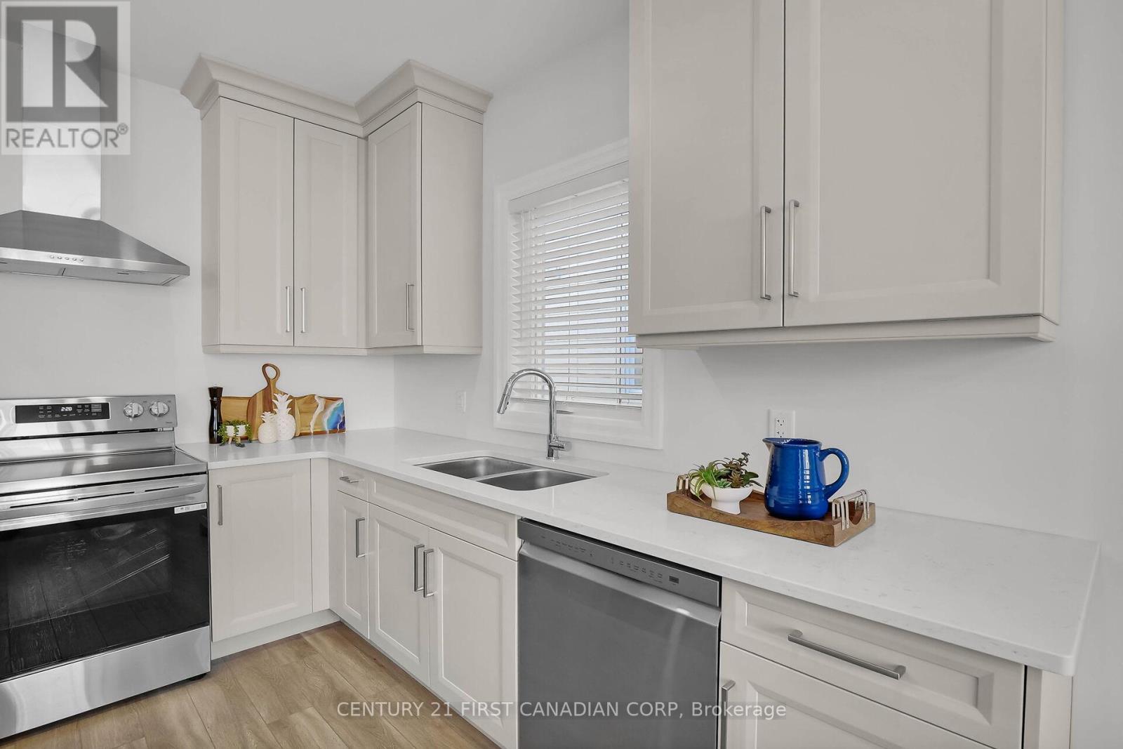 403 Breakwater Boulevard, Central Elgin (Port Stanley), ON - Indoor Photo Showing Kitchen With Double Sink
