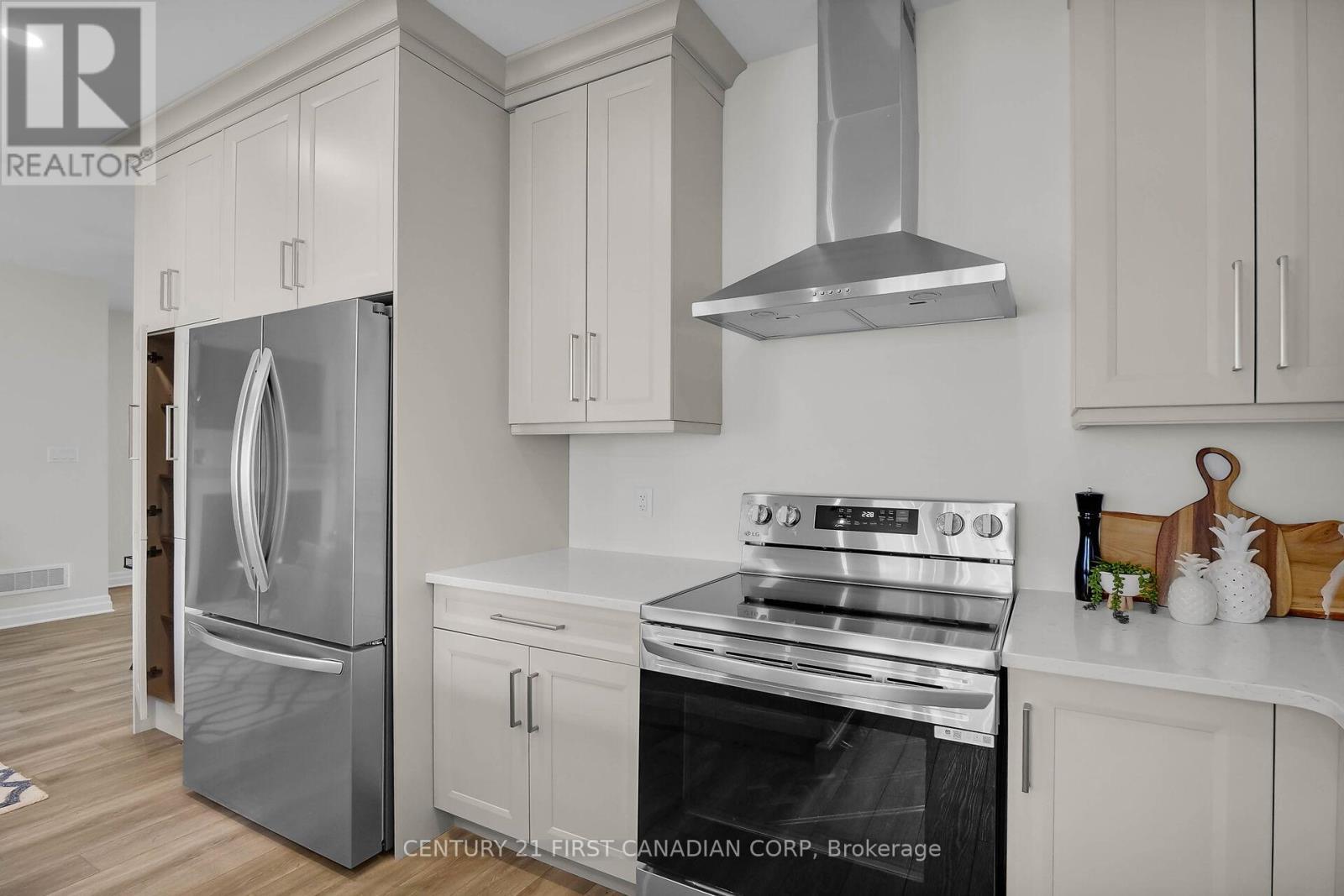 403 Breakwater Boulevard, Central Elgin (Port Stanley), ON - Indoor Photo Showing Kitchen