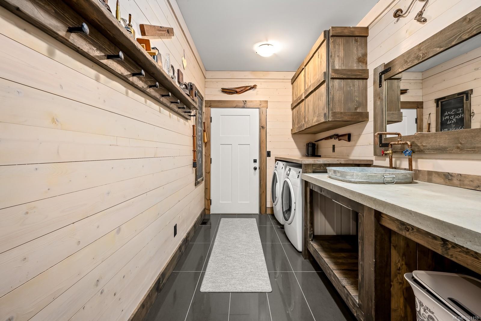 8899 Henderson Ave, Black Creek, BC