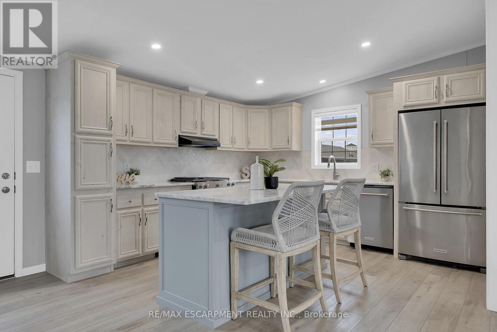 2 Driftwood Crescent, Haldimand, ON - Indoor Photo Showing Kitchen With Upgraded Kitchen