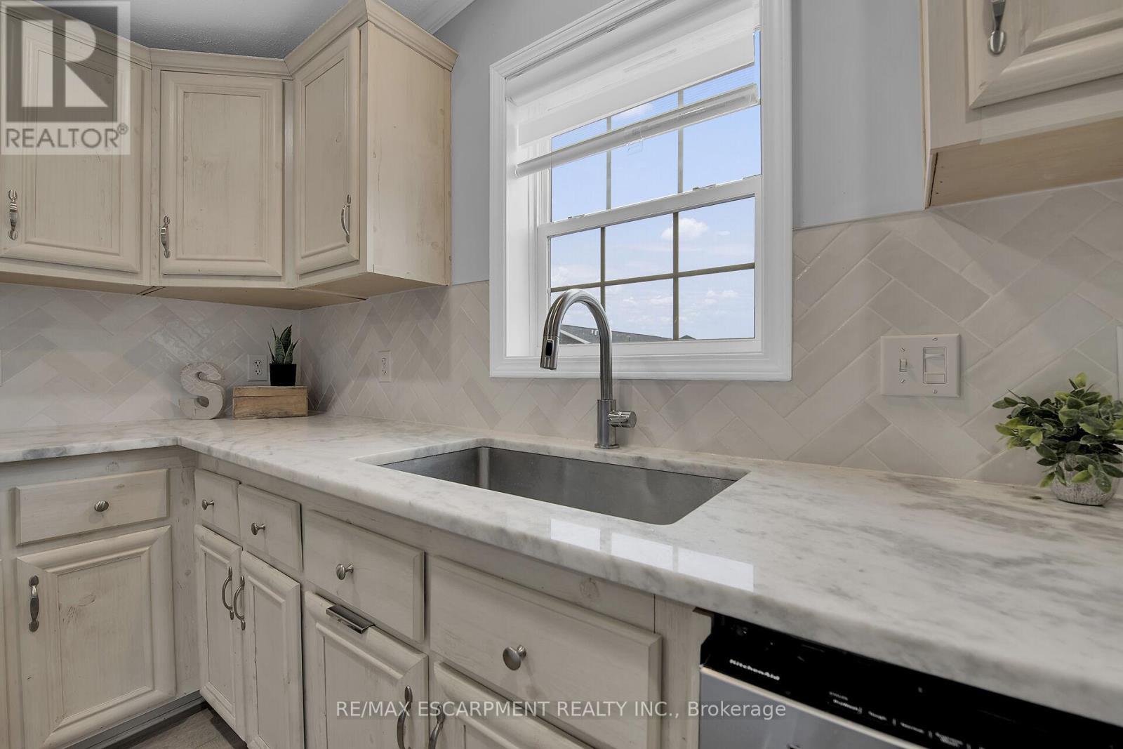 2 Driftwood Crescent, Haldimand, ON - Indoor Photo Showing Kitchen