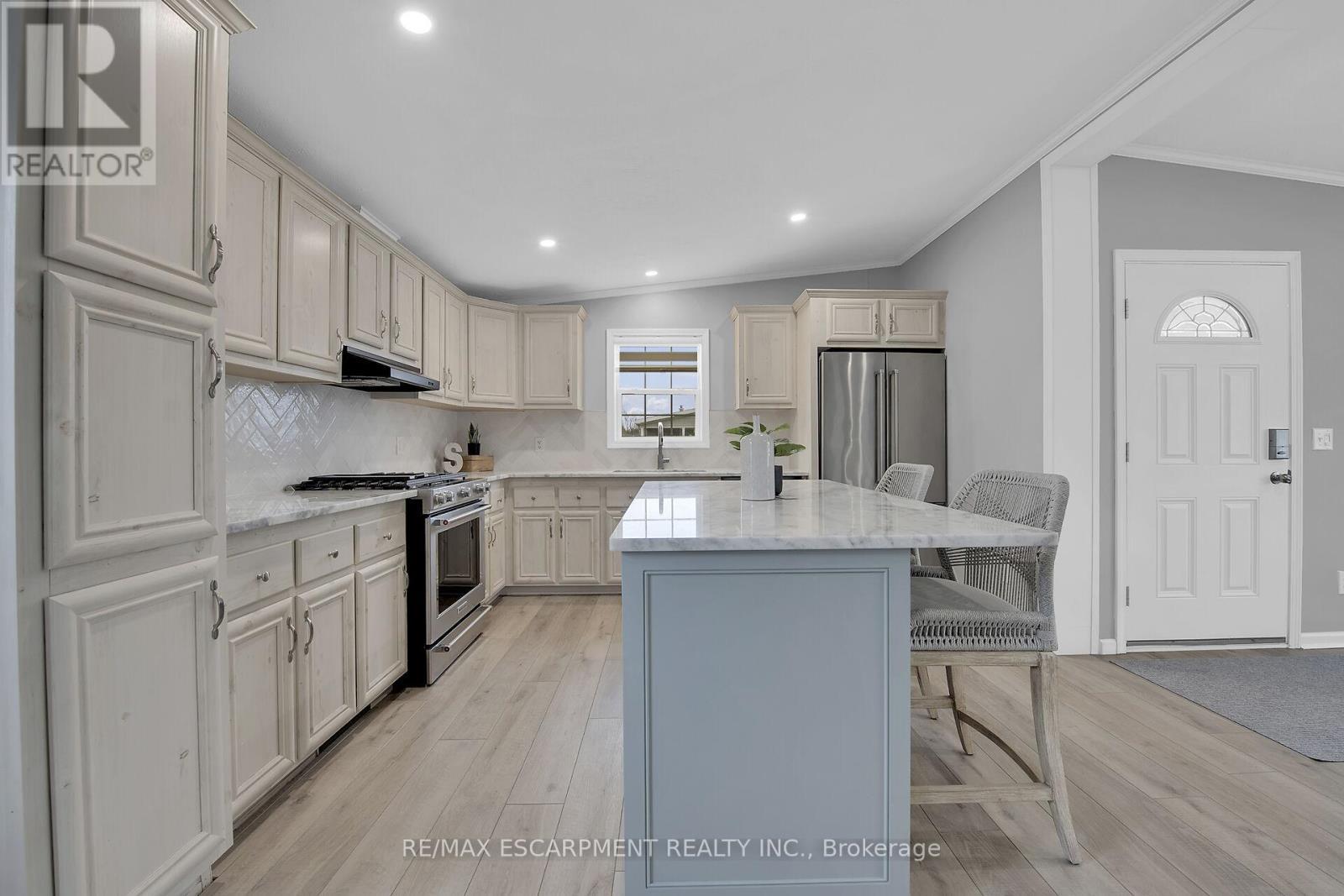 2 Driftwood Crescent, Haldimand, ON - Indoor Photo Showing Kitchen