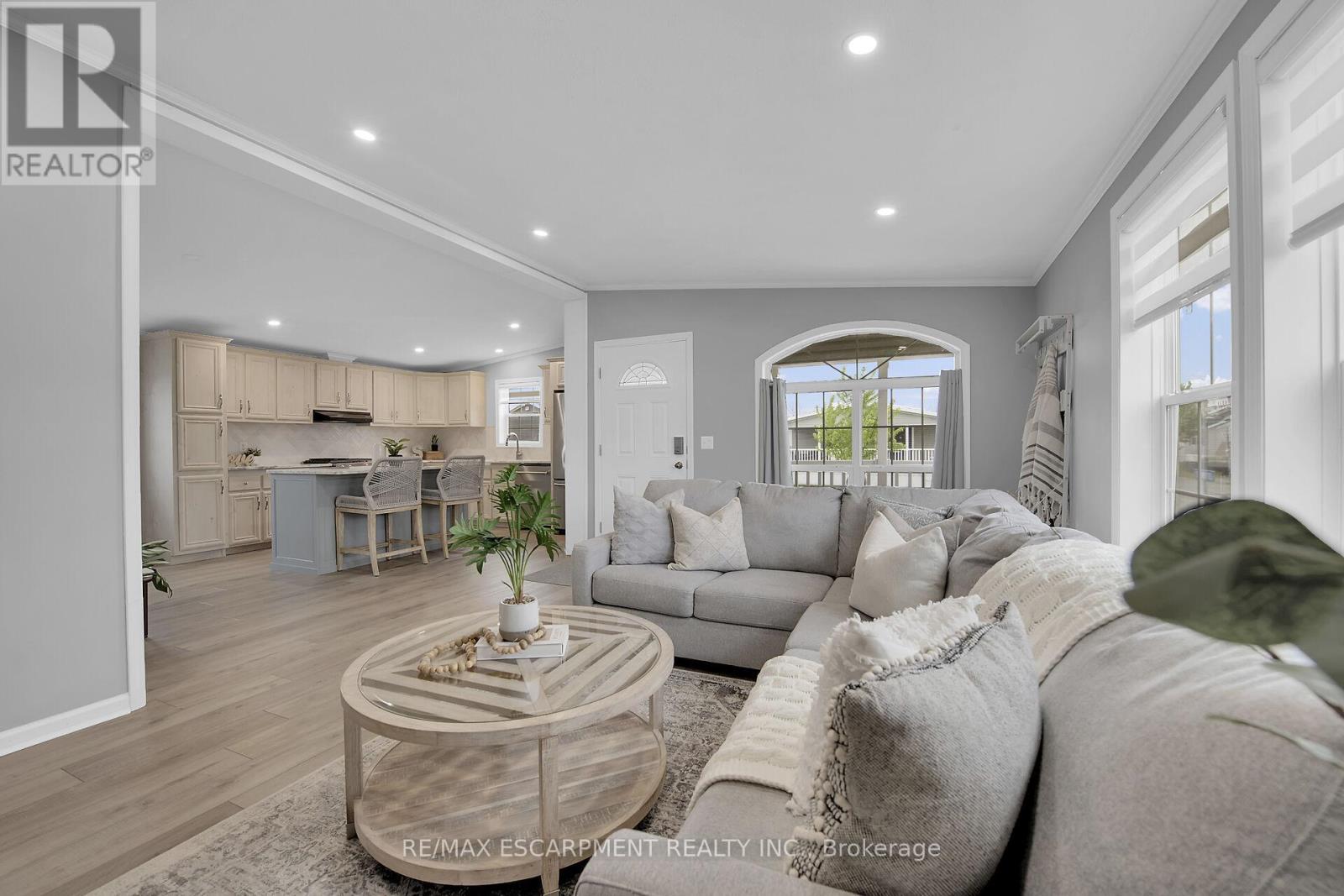 2 Driftwood Crescent, Haldimand, ON - Indoor Photo Showing Living Room