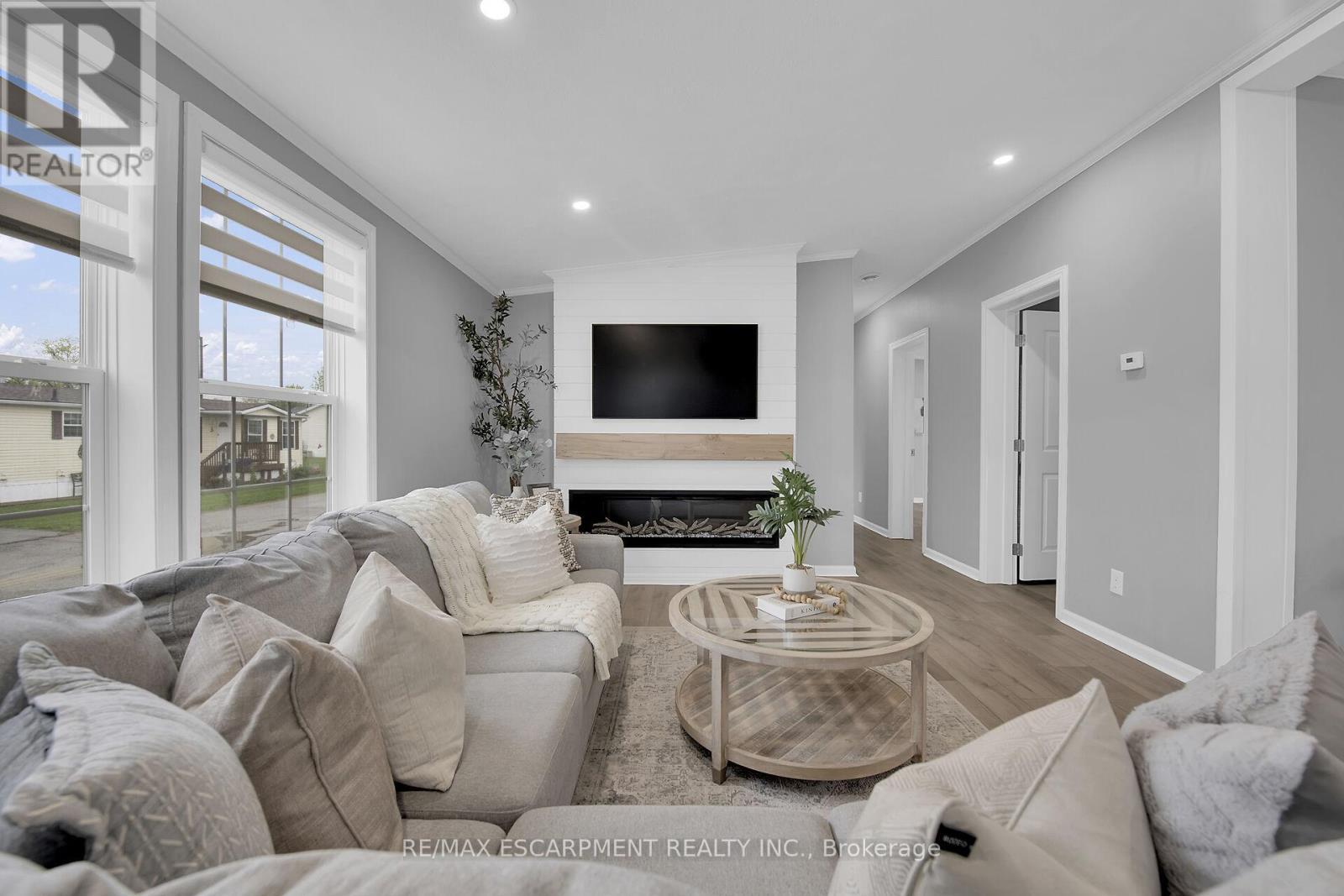 2 Driftwood Crescent, Haldimand, ON - Indoor Photo Showing Living Room With Fireplace