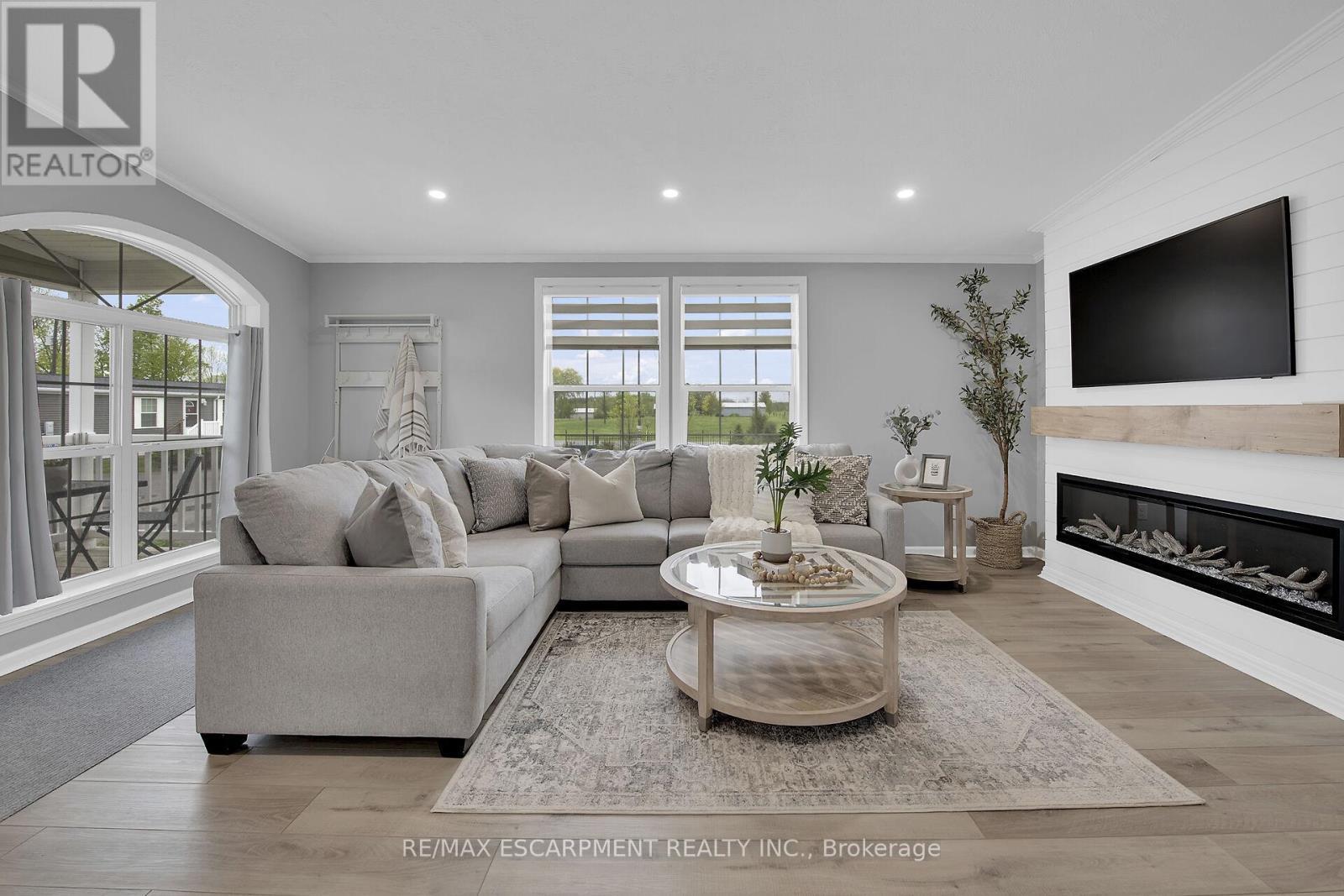 2 Driftwood Crescent, Haldimand, ON - Indoor Photo Showing Living Room With Fireplace