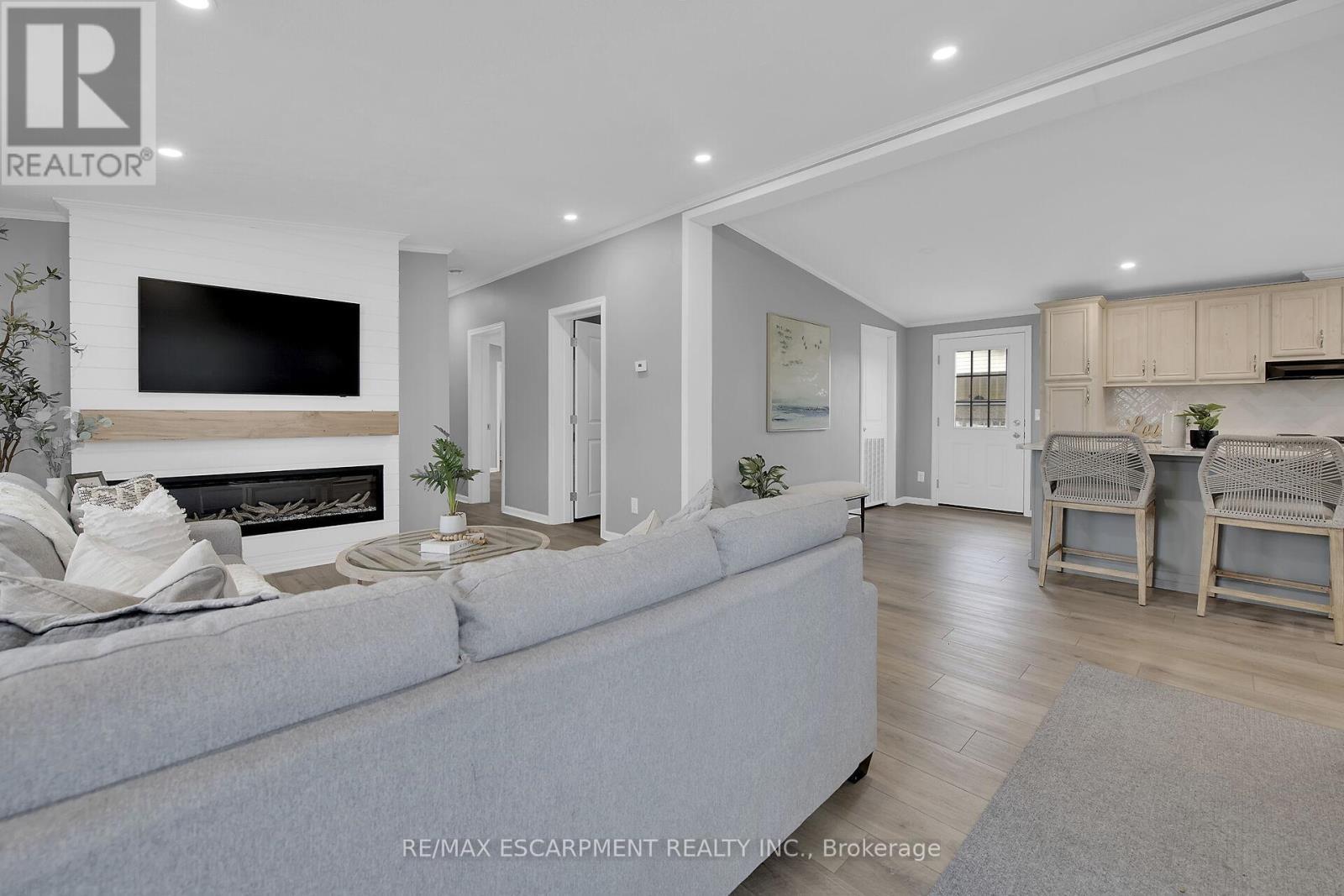 2 Driftwood Crescent, Haldimand, ON - Indoor Photo Showing Living Room With Fireplace