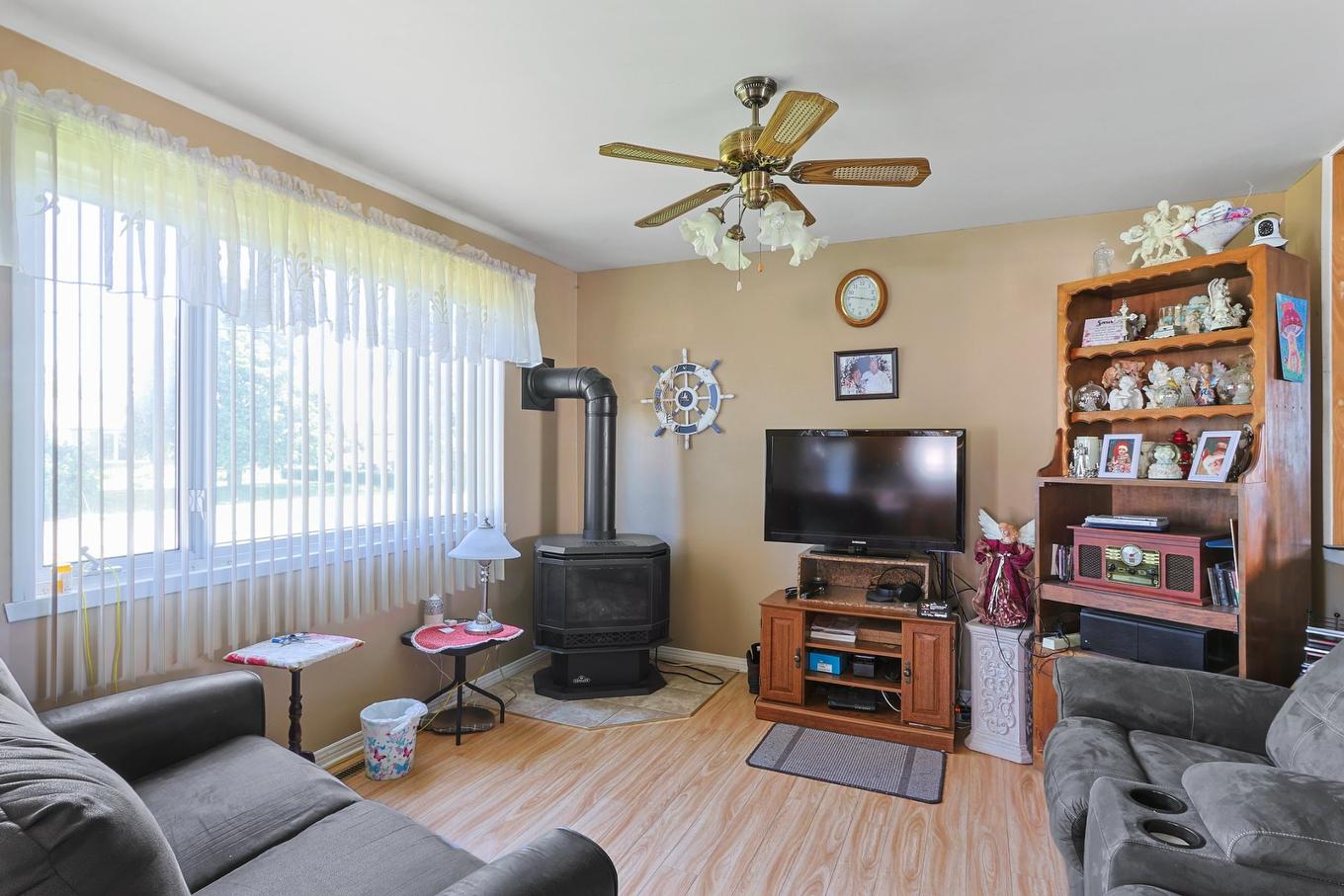 Living room - 18 Rue Viau, Saint-Isidore, QC - Indoor Photo Showing Living Room