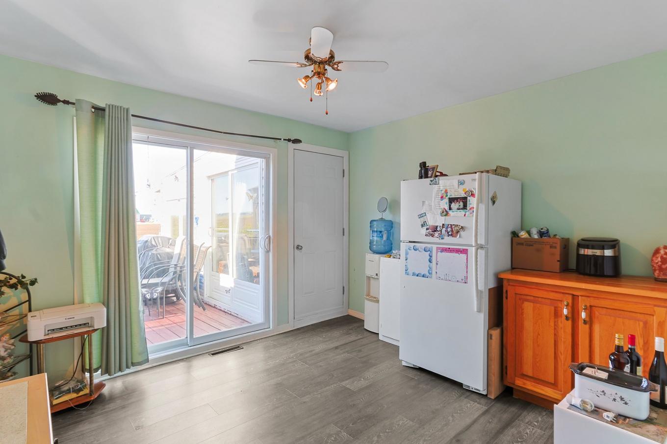 Den - 18 Rue Viau, Saint-Isidore, QC - Indoor