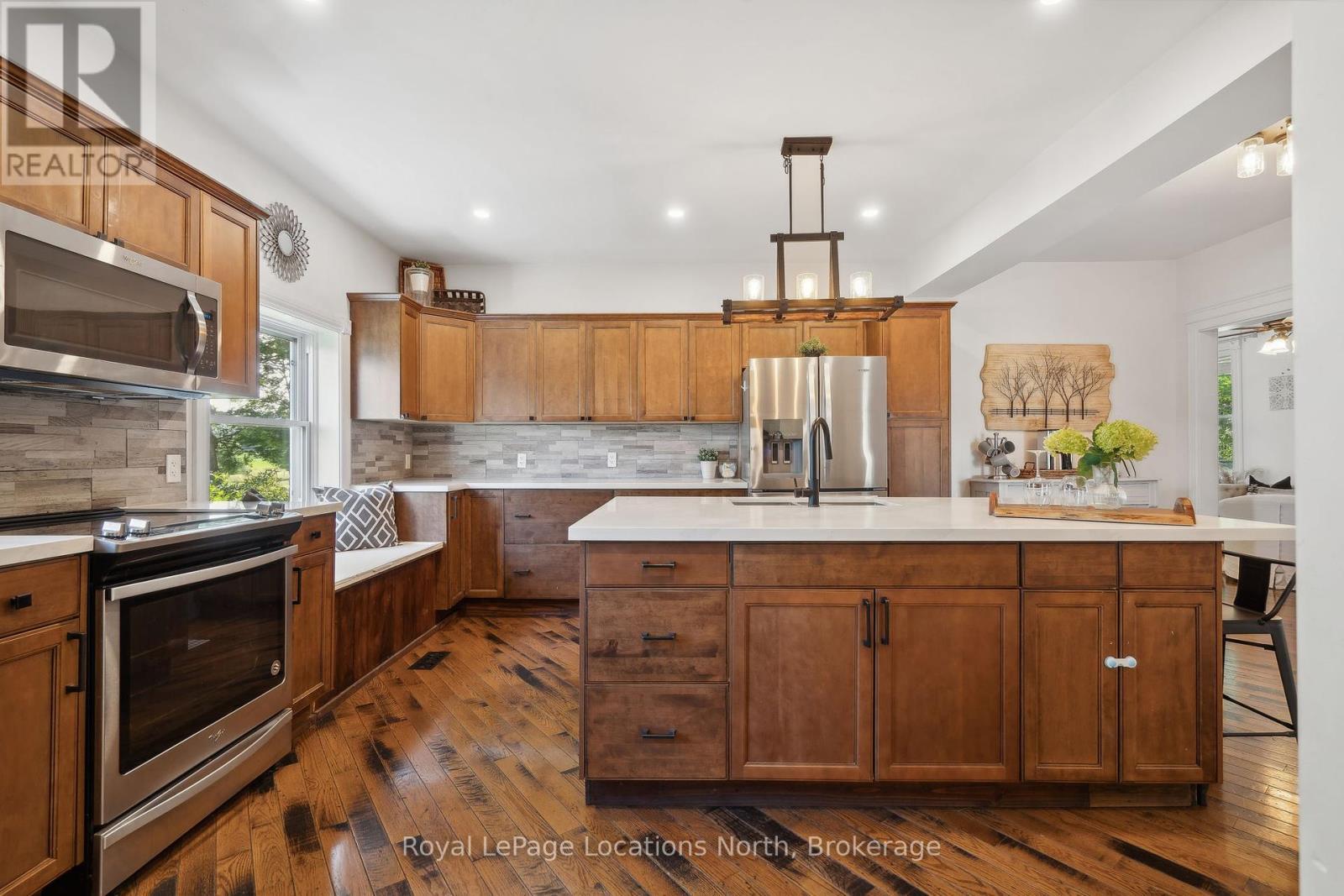 2605 County 42 Road, Clearview, ON - Indoor Photo Showing Kitchen With Upgraded Kitchen