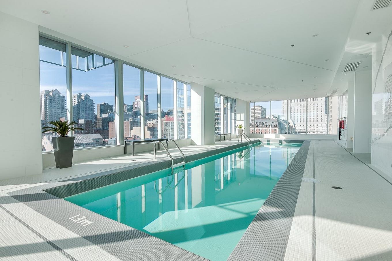 Piscine - 2101-1155 Rue De La Montagne, Montréal (Ville-Marie), QC - Indoor Photo Showing Other Room With In Ground Pool