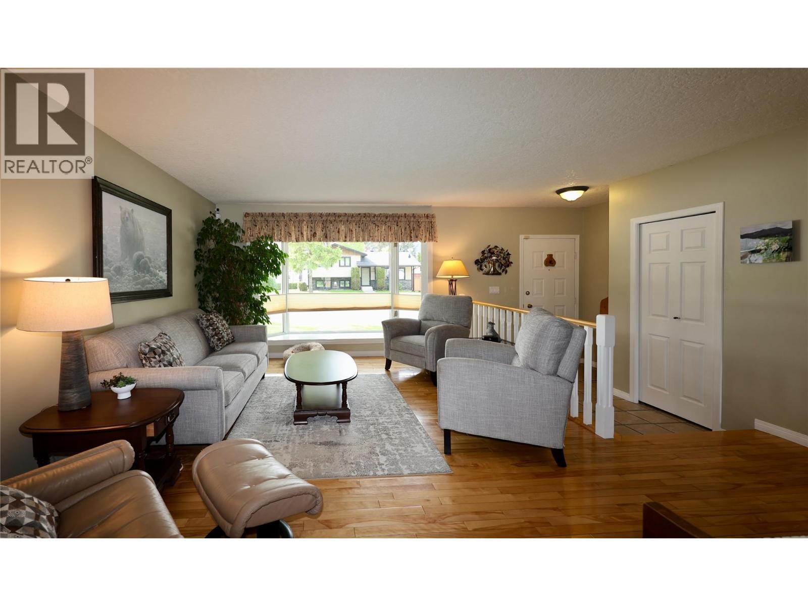 1440 Birch Crescent, Golden, BC - Indoor Photo Showing Living Room