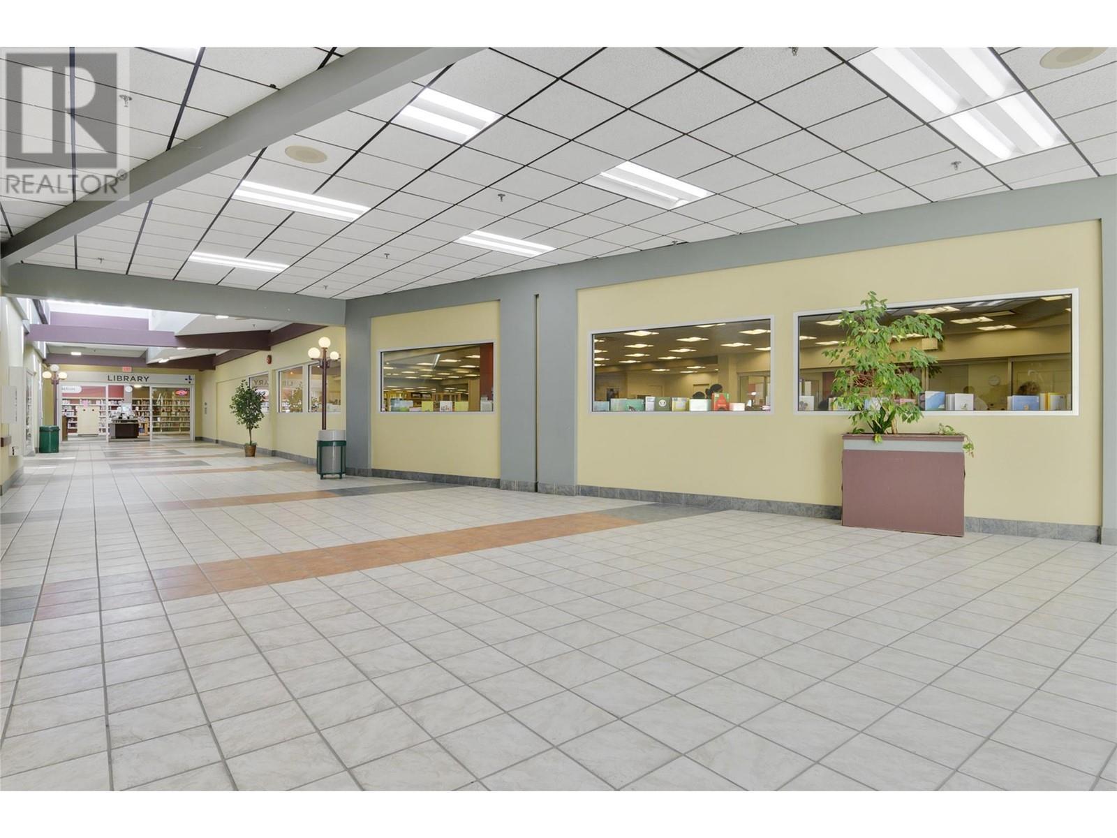 195 & 301 33 Highway W, Kelowna, BC