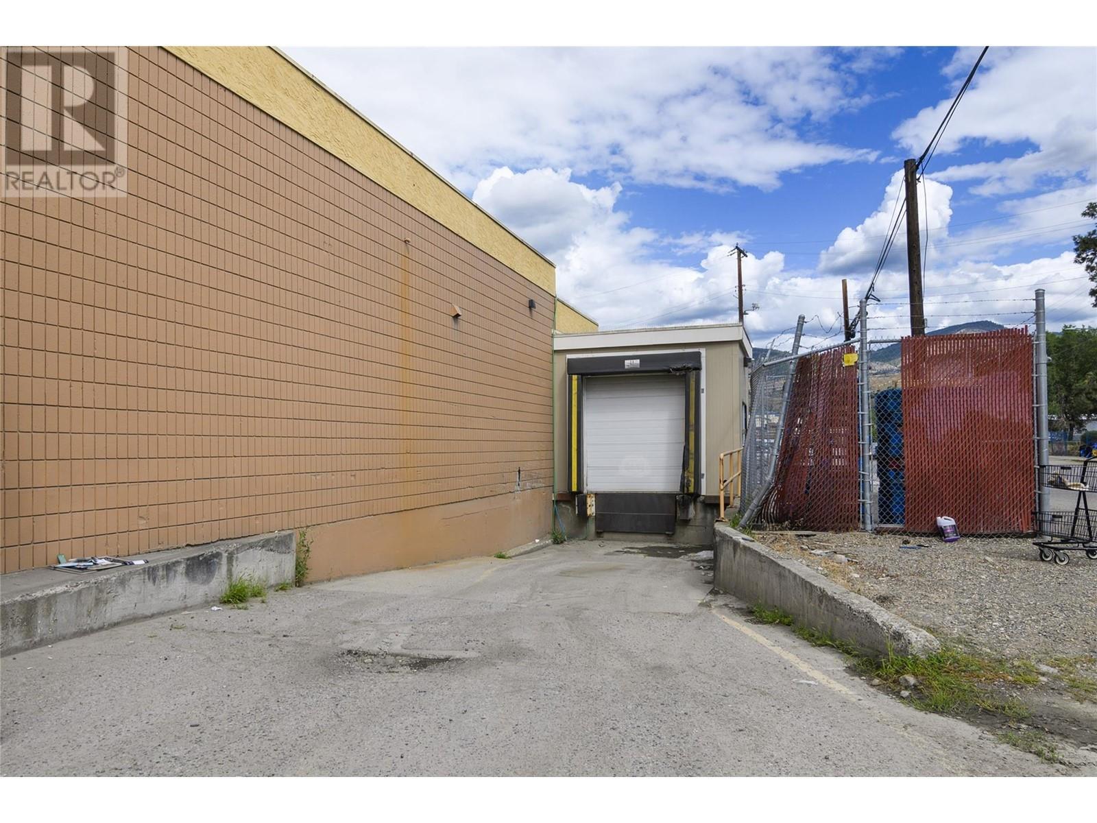 195 & 301 33 Highway W, Kelowna, BC