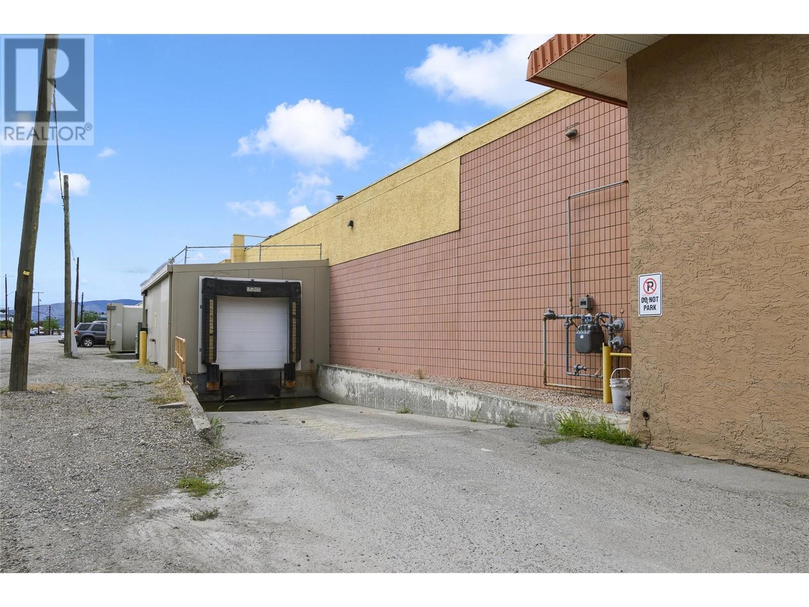 195 & 301 33 Highway W, Kelowna, BC