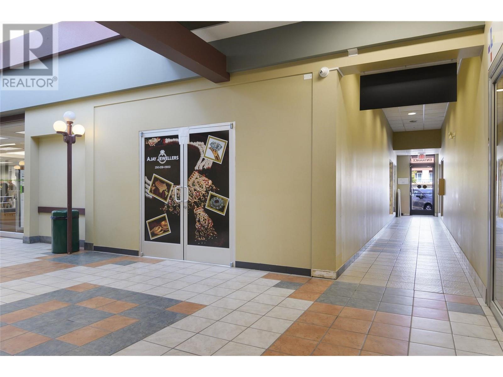 195 & 301 33 Highway W, Kelowna, BC