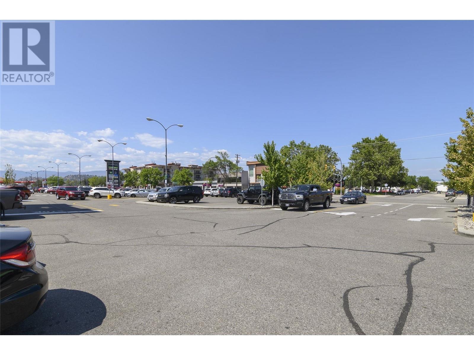 195 & 301 33 Highway W, Kelowna, BC