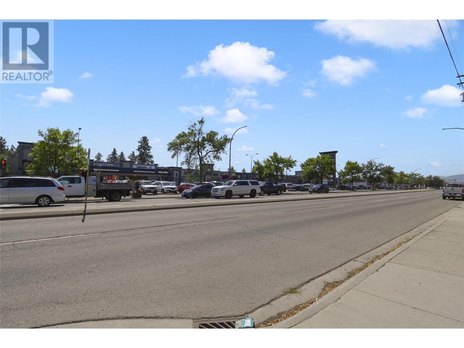 195 & 301 33 Highway W, Kelowna, BC