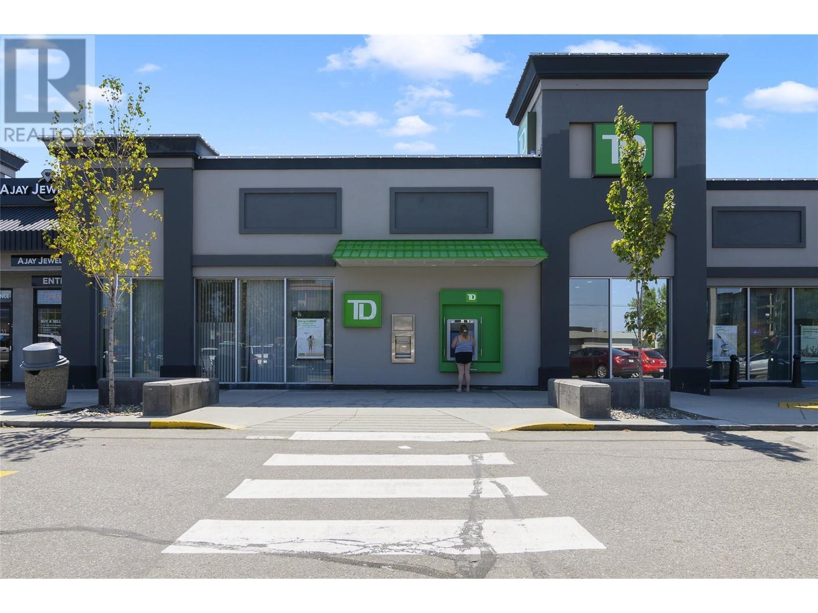 195 & 301 33 Highway W, Kelowna, BC