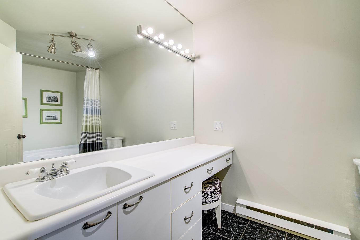 Bathroom - 3965 Rue Howard, Longueuil (Saint-Hubert), QC - Indoor Photo Showing Bathroom