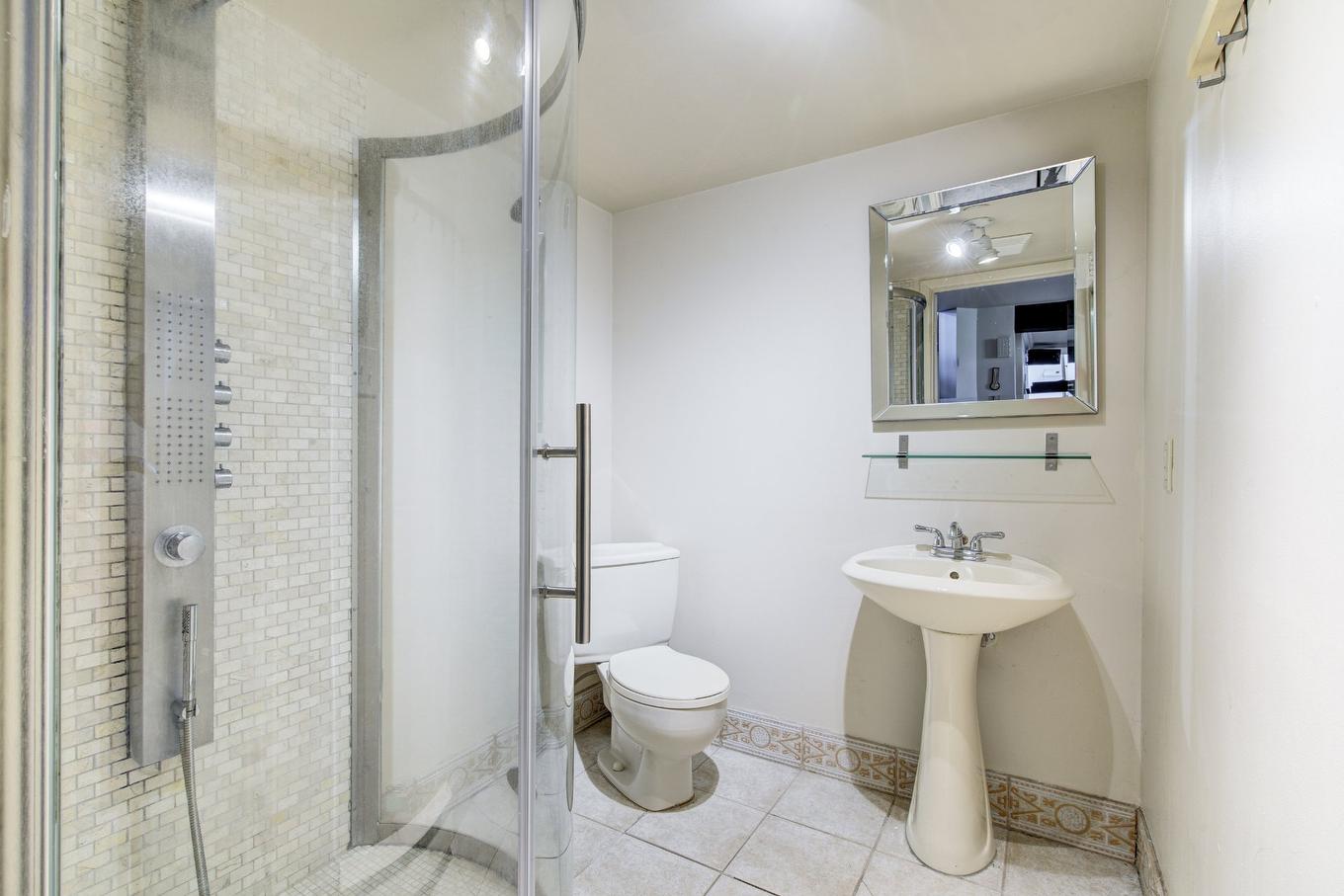 Powder room - 3965 Rue Howard, Longueuil (Saint-Hubert), QC - Indoor Photo Showing Bathroom