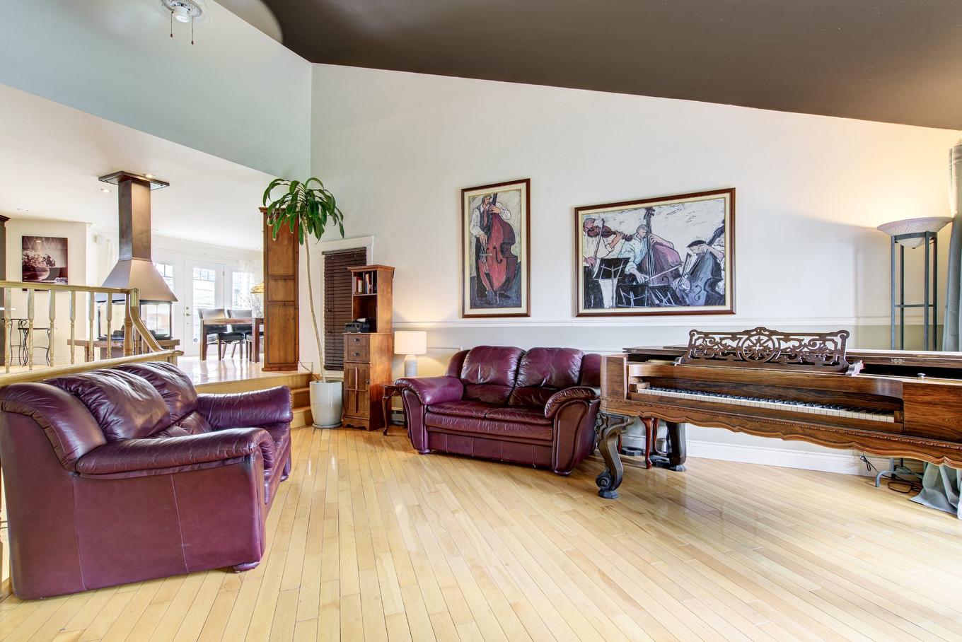 Living room - 3965 Rue Howard, Longueuil (Saint-Hubert), QC - Indoor Photo Showing Living Room