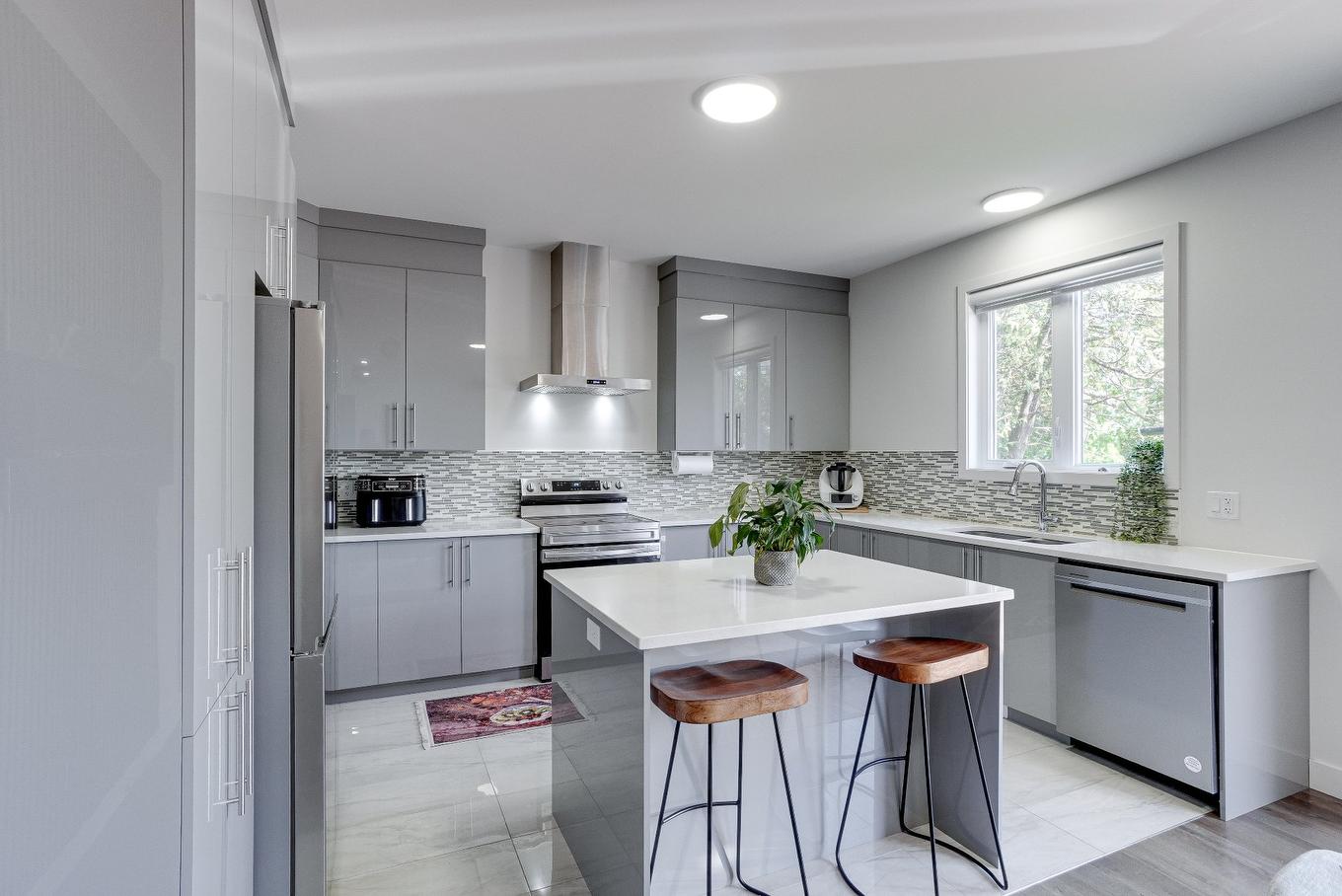 Kitchen - 8490 Rue Duceppe, Laval (Saint-François), QC - Indoor Photo Showing Kitchen With Upgraded Kitchen