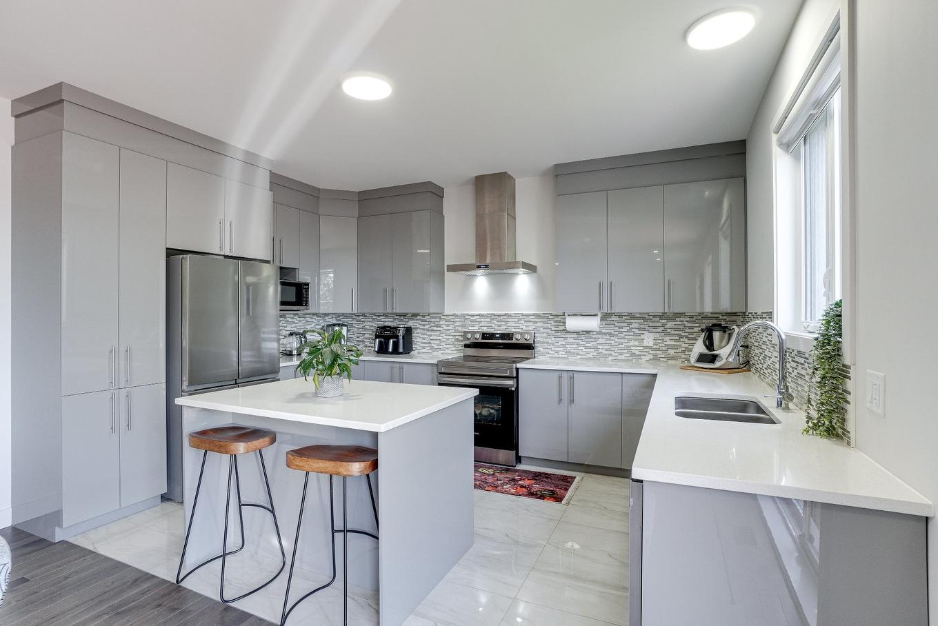 Kitchen - 8490 Rue Duceppe, Laval (Saint-François), QC - Indoor Photo Showing Kitchen With Double Sink With Upgraded Kitchen